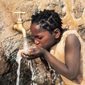 photo d'une personne qui boit de l'eau a un robinet